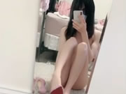 裸體淫女自拍用高更鞋玩小穴自慰