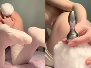 甜美正妹在床上撫摸她的雙穴